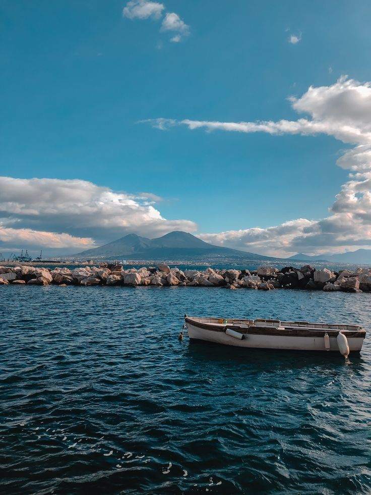 Una barca nel Golfo di Napoli con il Vesuvio sullo sfondo